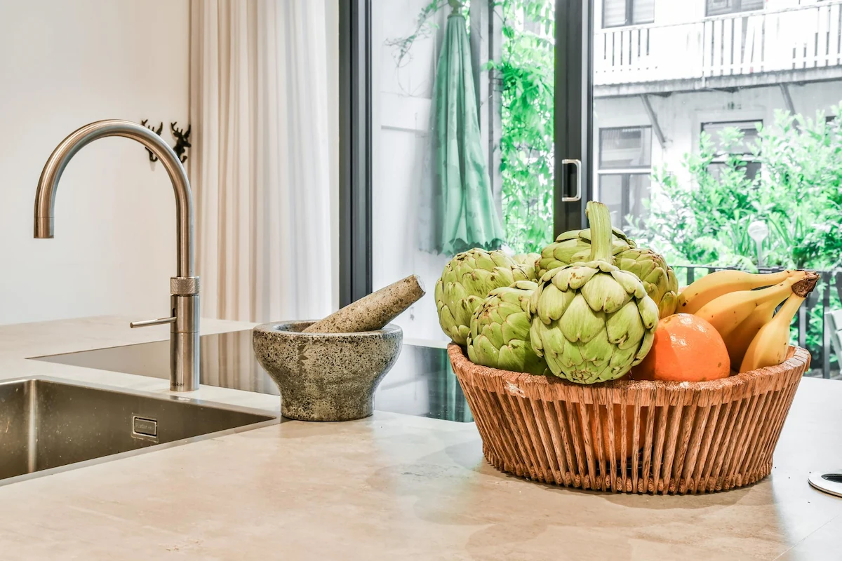 Meja Dapur dengan Suasana ala Pedesaan